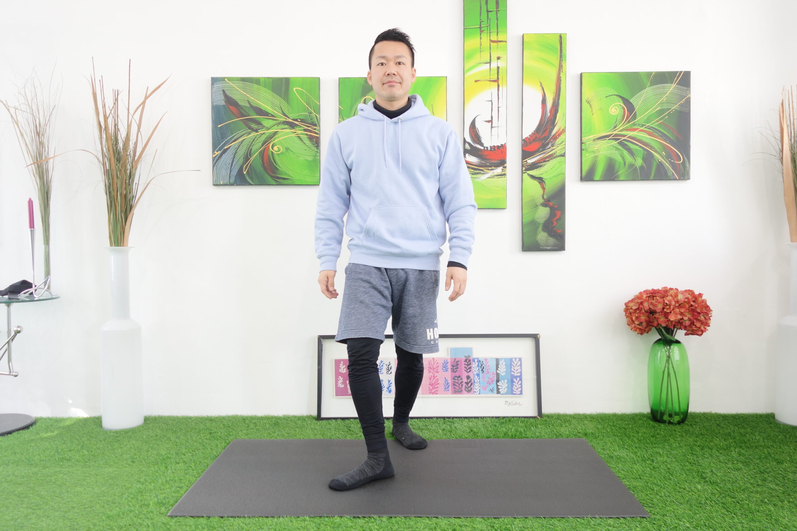 がに股で歩いている