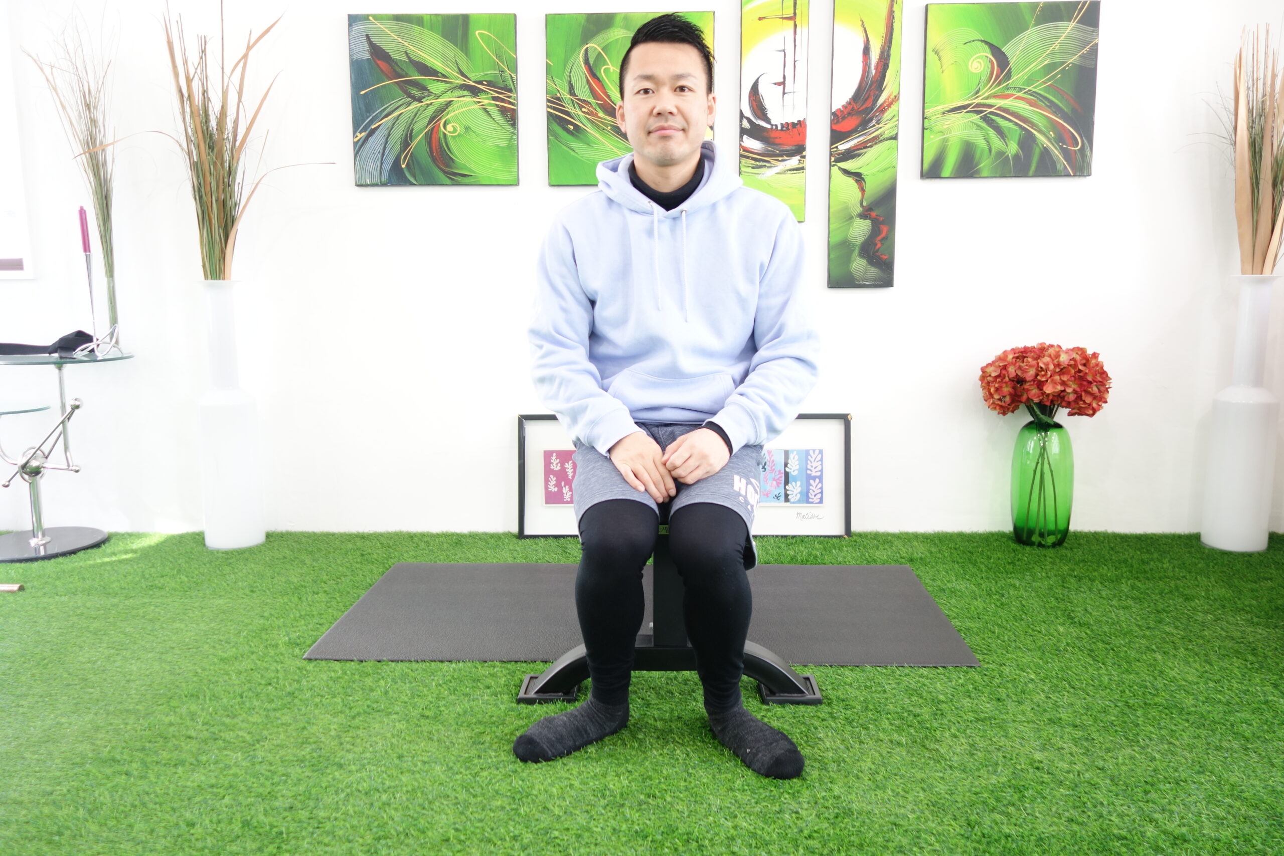 つま先を開きすぎた内股で椅子に座っている