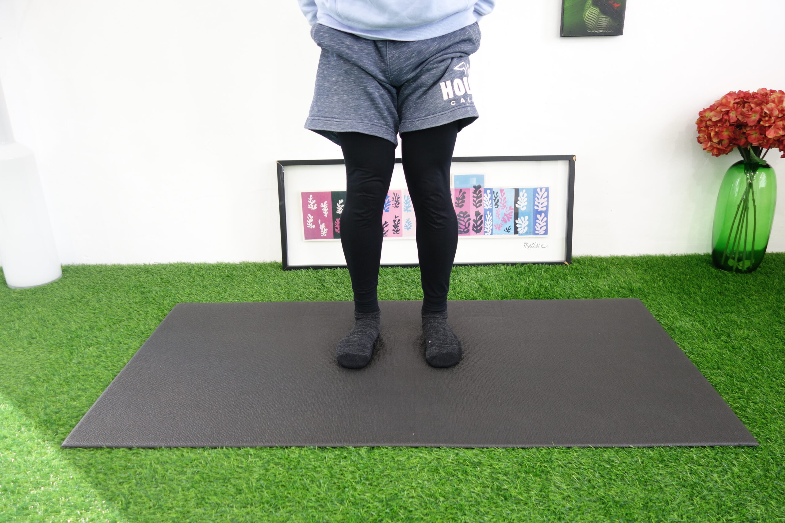 前側からつま先正面でX脚気味で立つ